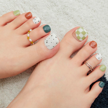 Ohora Nomad, hybrydowe naklejki pedicure: palce stóp z wzorami kratki i kropek, beż, zieleń, brąz. Z pierścionkami.
