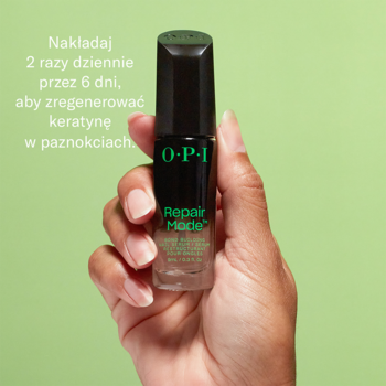 OPI Repair Mode, wzmacniające serum do paznokci w ciemnej butelce, trzymane w dłoni, regeneruje keratynę.