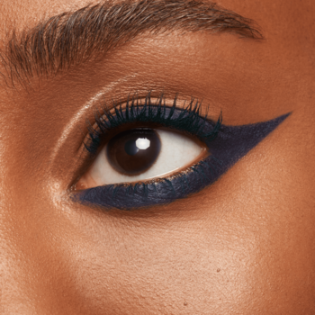 Zbliżenie na ciemne oko z intensywnym, granatowym eyelinerem w kredce Max Factor Masterpiece Wow Liner, wodoodporny.