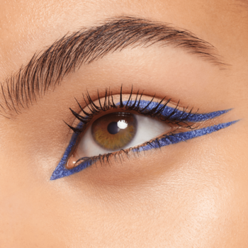 Zbliżenie oka z niebieskim, graficznym eyelinerem Max Factor Masterpiece Wow Liner, precyzyjna kreska podkreślająca powiekę.