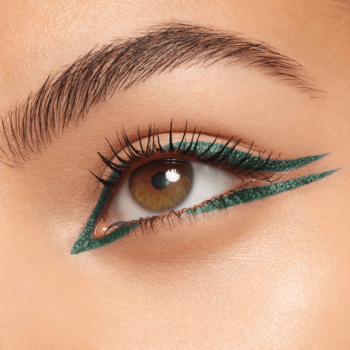 Zbliżenie na oko z zielonym eyelinerem Max Factor Masterpiece Wow Liner, tworzącym podwójną kreskę.