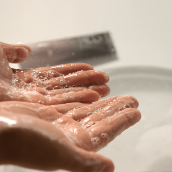 Spienione dłonie w jasnej, delikatnej pianie. Haruharu Wonder BlackRice żel oczyszczający do twarzy.