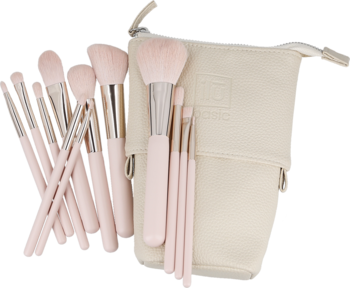 Ilū Basic Set: różowe syntetyczne pędzle do makijażu z beżowym etui. W etui i obok na jasnym tle.