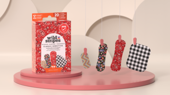 Welly Brave Little Spot: czerwone pudełko 30 elastycznych plastrów na podium, obok 4 wiszące w kolorowe wzory.