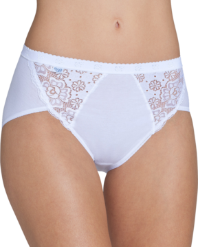 Białe majtki midi Sloggi Chic z bawełny, z koronkowymi wstawkami na bokach, widok z przodu na modelu.