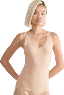 Beżowy top Sloggi Pure Comfort z organicznej bawełny na modelce, z dekoltem w kształcie U i szerokimi ramiączkami.