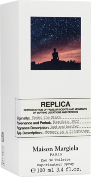 Białe opakowanie Maison Margiela Replica Under the Stars EDT 100ml, z przodu widać panel z rozgwieżdżonym niebem.