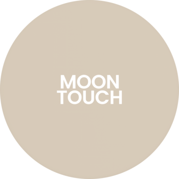 Okrągłe, beżowe logo pudru prasowanego Moon Touch, z białym napisem, na czarnym tle. Matuje i utrwala makijaż.