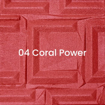 Wypiekany róż Moonkissed, odcień Coral Power. Zbliżenie na matową, koralową powierzchnię z geometrycznym wzorem i napisem.