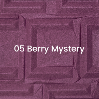 Wypiekany róż Moonkissed '05 Berry Mystery', zbliżenie na głęboki jeżynowy odcień z geometrycznym tłoczeniem.