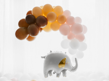 Balon foliowy PartyDeco słoń, szary z złotymi akcentami, pod brązowo-beżowo-różową girlandą.