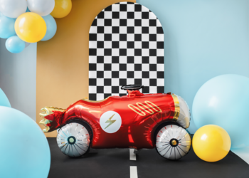 Balon foliowy auto wyścigowe PartyDeco, czerwone z piorunem, na torze z szachownicą i balonami, widok z przodu.