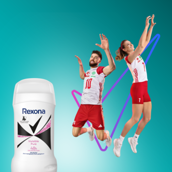 Rexona Invisible Pure antyperspirant, biały sztyft z różem, obok dwóch skaczących siatkarzy na turkusowym tle.
