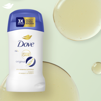Antyperspirant w sztyfcie Dove Advanced Care Original, biały z niebieskim detalem, na zielonym tle z kroplami.