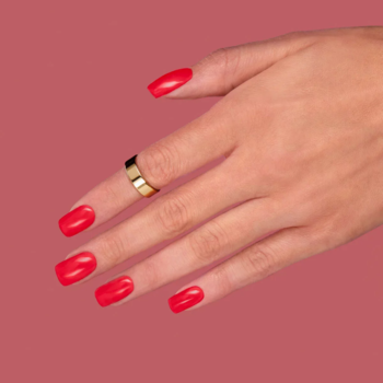 Dłoń z paznokciami pomalowanymi Semilac Neon Watermelon, błyszczący lakier hybrydowy trwały do 21 dni. Złoty pierścionek.