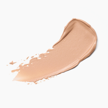 Swatch jasnego, rozświetlającego podkładu Catrice Soft Glam Filter o ciepłym beżowym odcieniu, na białym tle.