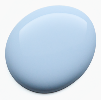 Błękitna, lśniąca kropla żelowego lakieru Catrice Gel Affair Blue You a Kiss na białym tle, widok z góry.
