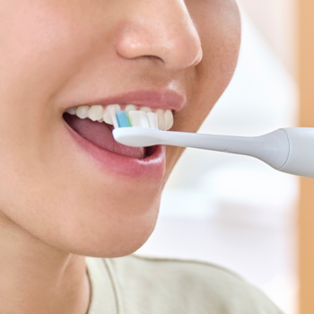 Zbliżenie na użycie końcówki Philips Sonicare W2 do szczoteczki sonicznej, usuwającej przebarwienia.