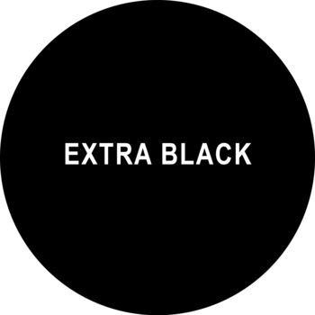 Grafika 'EXTRA BLACK' na czarnym tle, podkreślająca intensywną czerń tuszu do rzęs Eveline Variété Lashes.
