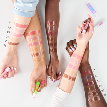 Swatch test: Essence Juicy Bomb glossy balmy na 4 ramionach o różnych odcieniach skóry, pokazujące 6 barw.