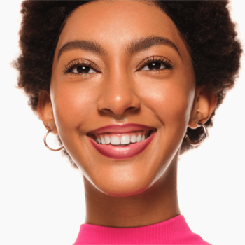 Uśmiechnięta kobieta prezentuje Essence Line N' Stain Tatoo Lip Liner w odcieniu Everyone's Nude-Pink.