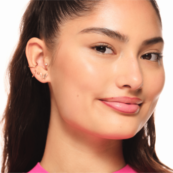 Uśmiechnięta modelka z podkreślonymi ustami. Prezentuje Essence Line N' Stain Tattoo Lip Liner w odcieniu Must Have Brown.