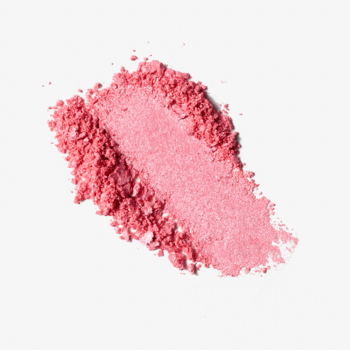 Rozświetlający róż Pink. Swatch pudru o perłowym blasku na białym tle, drobno zmielony, bladoróżowy.