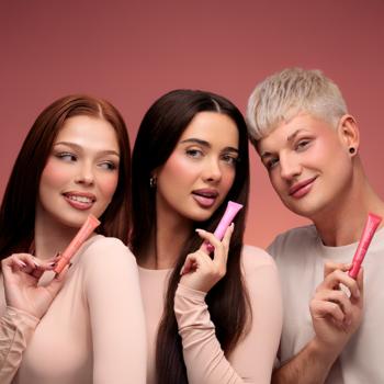 Trzy osoby, dwie kobiety i mężczyzna, prezentują nawilżający tint do ust Peptide Lip Tint Everybody London w różnych odcieniach.