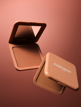 Bronzer w kamieniu Everybody London Caramel Brown matujący, jedno opakowanie otwarte z lusterkiem, drugie zamknięte z logo.