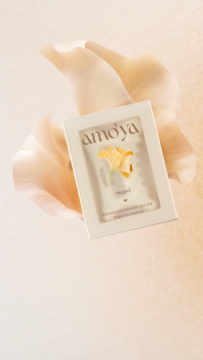 Jasny, ceramiczny masażer gua sha Amo'ya z żółtym kwiatem, delikatnie unosi się na pastelowym tle.
