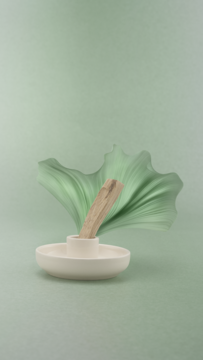 Pionowe ujęcie: biała ceramiczna podstawka Amo'ya na Palo Santo z drewienkiem w kielichu, na zielonym tle.