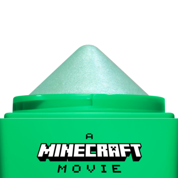Zielony NYX Minecraft Highlight Balm, kremowy rozświetlacz w sztyfcie, zbliżenie na miętową końcówkę produktu.