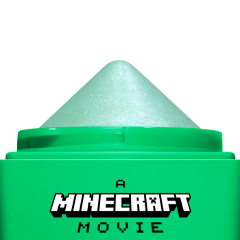 Zielony NYX Minecraft Highlight Balm, kremowy rozświetlacz w sztyfcie, zbliżenie na miętową końcówkę produktu.