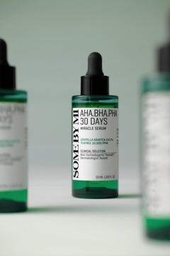 Some By Mi AHA BHA PHA 30 Days Miracle Serum do cery trądzikowej, zielona etykieta, butelka z pipetą.