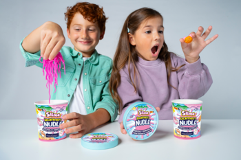 EPEE Ramen Nudle Slime: dwoje dzieci z radością wyciąga różowy, noodle-kształtny slime z kubeczków.