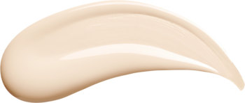 Zbliżenie na gładką, beżową smugę podkładu TIRTIR Mask Fit Red Cushion 13N Fair Ivory, z półmatowym wykończeniem.