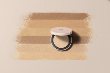 Otwarty matujący puder Collistar Impeccabile 40R Warm Rose, z 5 beżowymi swatchami podkładu w tle.