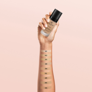 Ręka trzymająca podkład Collistar Lift HD+ nad przedramieniem z 8 swatchami różnych odcieni fluidu.