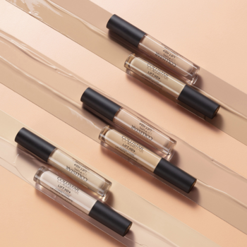 6 tubek Collistar Lift HD+ liftingującego korektora w beżowych odcieniach, z czarnymi nakrętkami, na tle z smugami.