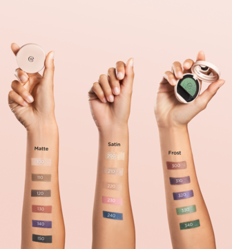 Cienie do powiek Collistar. Swatche na ramionach demonstrujące wykończenia: Matte, Satin, Frost. Widoczne opakowania.