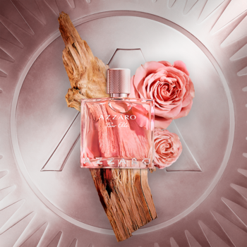 Azzaro Pour Elle, damska woda perfumowana, butelka z różaną esencją na drewnie i różach, różowe metaliczne tło.