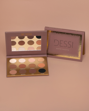 Otwarta paleta cieni Dessi Matte Palette z 12 matowymi brązami i beżami, obok zamknięte opakowanie na beżowym tle.