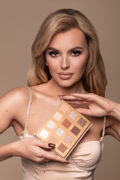 Kobieta prezentuje otwartą paletę Dessi Nudes Ecstasy, 12 cieni: 8 matowych i 4 błyszczące nude/brązy.