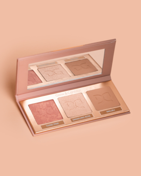 Otwarta paleta Dessi Glow & Contour z różem, rozświetlaczem i bronzerem, widok z góry pod kątem.