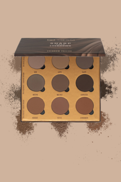 Otwarta paleta cieni do brwi Dessi Sharp Your Eyebrow z 9 neutralnymi odcieniami brązu, otoczona pudrem.