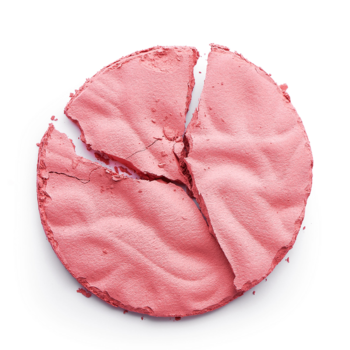 Revolution Blusher Reloaded, różowy, potłuczony róż w kamieniu Ballerina, z bliska na białym tle.