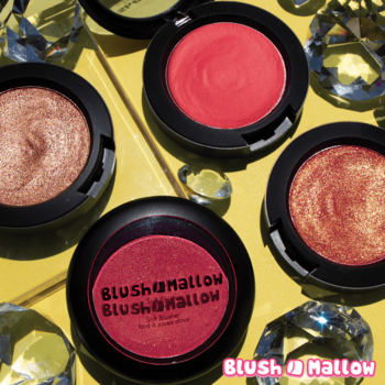 Kremowo-pudrowe róże Blush Mallow Soft Blusher, w tym Awesome Blossom, na żółtym tle z kryształami, widok z góry.