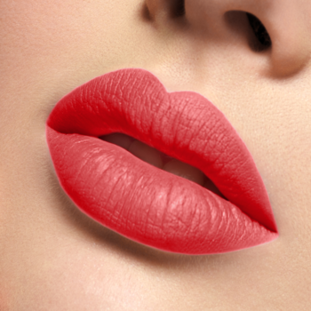 Czerwone usta z matową pomadką w płynie J.Cat Beauty Lip Lock Mask Proof Appreciate, widok z przodu.