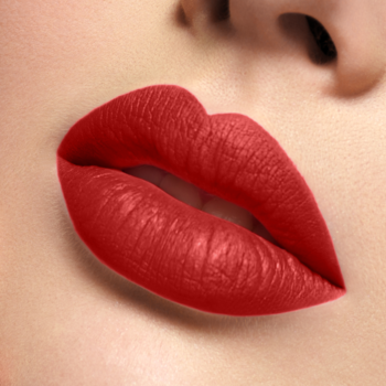 Usta z matową pomadką J.Cat Beauty Lip Lock Mask Proof First Response w intensywnej czerwieni.