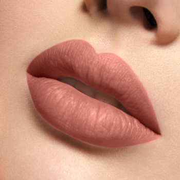 Zbliżenie na usta z matową pomadką w płynie J.Cat Beauty Lip Lock Introvert, gładkie, trwale matowe wykończenie.